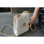 𝗖𝗛𝗔𝗘𝗡𝗟✦2021 Early Autumn New Double Ball Phone Bag 🤍 White