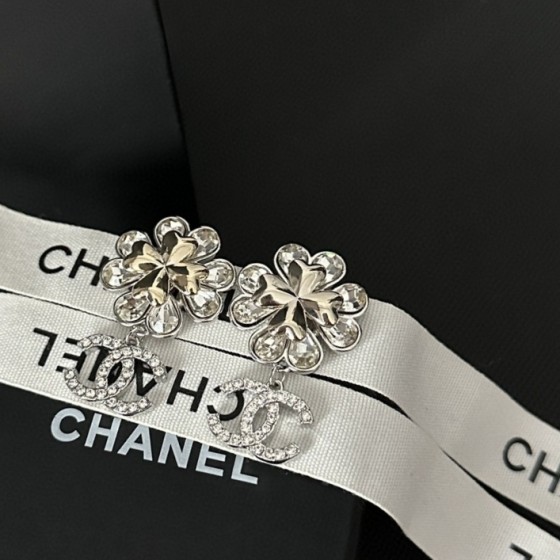 CHANEL🇫🇷Xiaoxiang two-color crystal diamond letter camellia stud earrings earrings jewelry