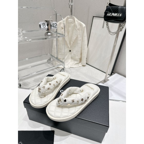 CHANEL summer new bread flip-flops clip toe flip-flops beach sandals