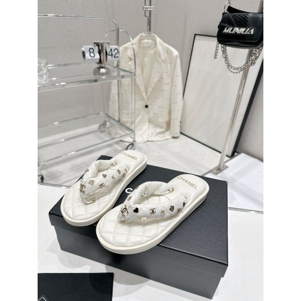 CHANEL summer new bread flip-flops clip toe flip-flops beach sandals