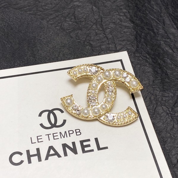 CHANEL🇫🇷Chanel diamond and pearl with Chanel brooch