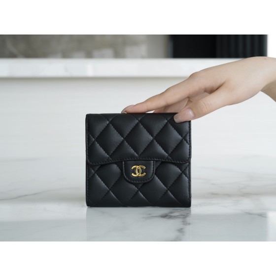 𝗖𝗛𝗔𝗘𝗡𝗟✦ 𝗖𝗹𝗮𝘀𝗶𝗰 𝗙𝗹𝗮𝗽 Italy 🇮🇹 import "GR" original imperial lambskin 🐑 classic trifold wallet black sheep gold