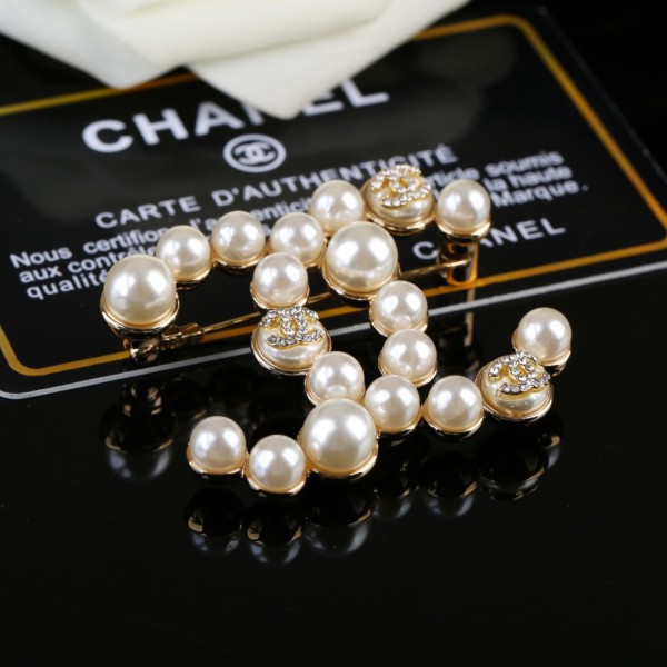 CHANEL🇫🇷Xiaoxiang's latest autumn and winter pearl crystal brooch