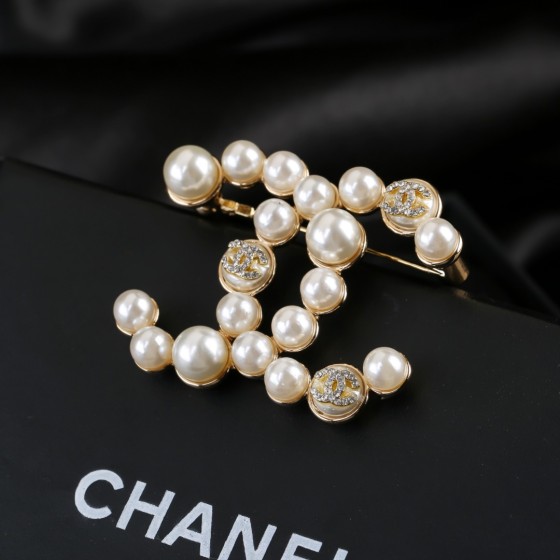 CHANEL🇫🇷Xiaoxiang's latest autumn and winter pearl crystal brooch