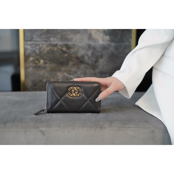 𝗖𝗛𝗔𝗘𝗡𝗟✦In goatskin leather🐐 Series 19 Zip Wallet Black Gold