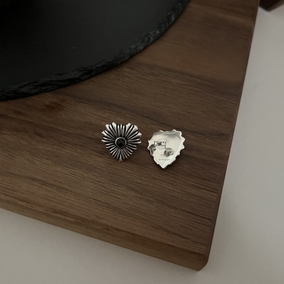 𝐆𝐮𝐜𝐜𝐢 925 Sterling Silver Interlocking Double G Black Shell Love Stud Earrings