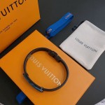 Louis Vuitton Cowhide bracelet, couple's style, length 22cm, adjustable and changeable