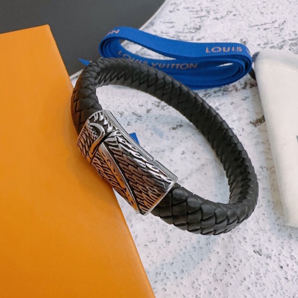 Louis Vuitton Cowhide bracelet, couple's style, length 22cm, adjustable and changeable