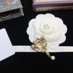 Dior CD letter pearl brooch