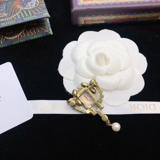 Dior CD letter pearl brooch