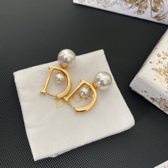 Dior Clover Letter Size Bead Stud Earrings
