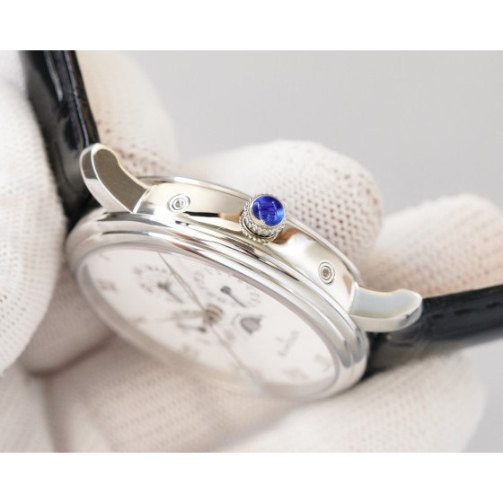 Blancpain - This functional watch comes from the classic Blancpain collection