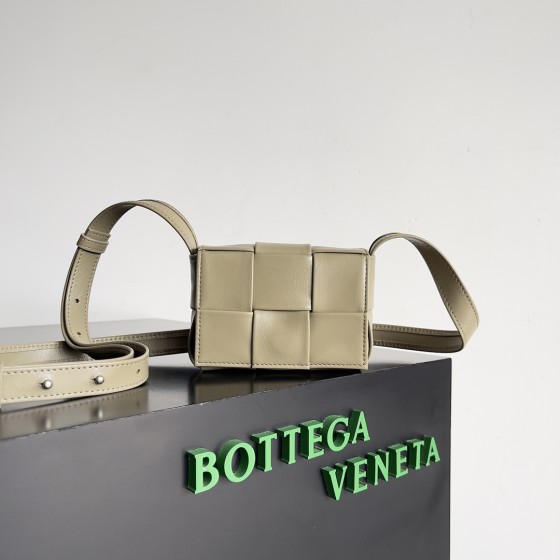 Bottega Veneta New Arrival 𝗺𝗶𝗻𝗶 𝗰𝗮𝘀𝘀 𝗲𝘁𝘁𝗲 taupe #667048