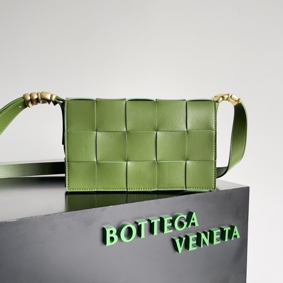 Bottega Veneta Cassette 5-panel lychee print green pepper #666870