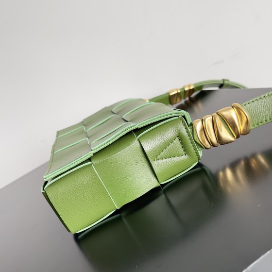 Bottega Veneta Cassette 5-panel lychee print green pepper #666870