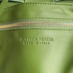 Bottega Veneta Cassette 5-panel lychee print green pepper #666870