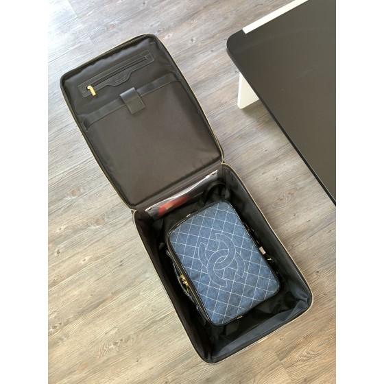 𝗖𝗛𝗔𝗡𝗘𝗟 Denim large double C trolley case