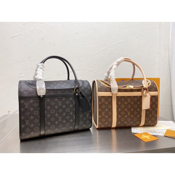 Pet bags and dogs are inseparable