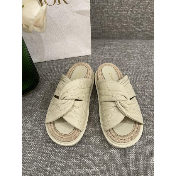 DIOR 𝟐𝟎𝟐𝟐/𝐒𝐒 𝐧𝐞𝐰 spring and summer sheepskin slippers